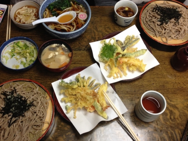 大盛みたいにたっぷりのざるそばと、温かいうどん_かぎもとや 中軽井沢本店
