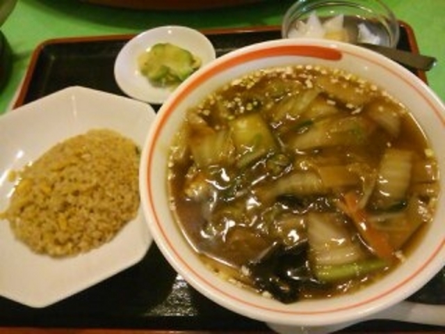 五目ラーメンの半チャーハンです_四川乃華 南松本店