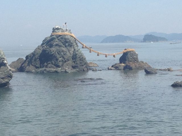 近くの夫婦岩です。_食事処 丸栄
