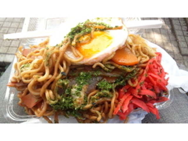 屋台で買った焼きそばです_巣鴨地蔵通り商店街