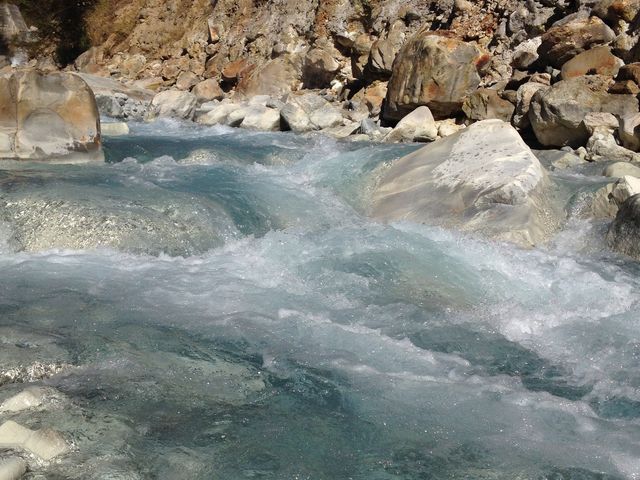 温泉が流れ込む川の水が、とても綺麗でした。_地獄谷