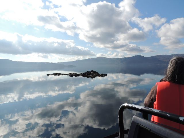 鏡のような水面_十和田湖クルーザーツアー