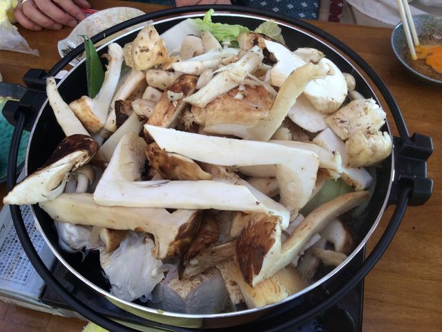 松茸をすき焼きに追加したところです。_魚松 たぬき茶屋