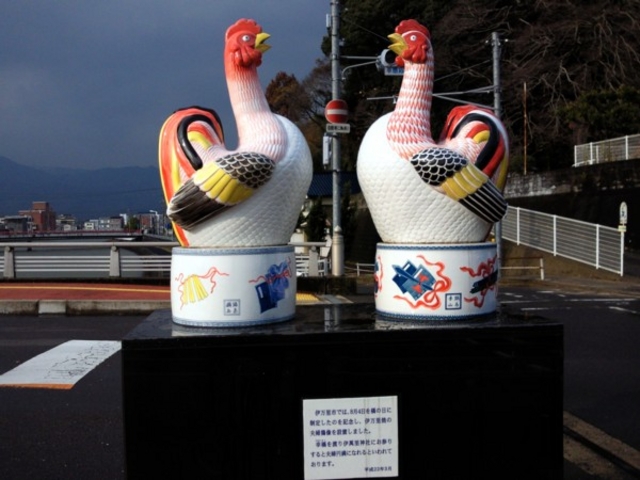 神社前の幸橋には伊万里焼の夫婦鶏像_伊萬里神社