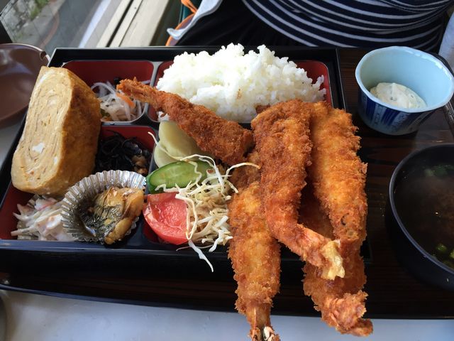 海老フライ定食1200円。メニューに載っている海老は3本ですが、実際には5本です。食べきれません。_たかま