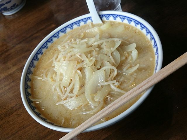 ミサ名物 味噌ラーメン
たっぷりの玉ねぎ&もやしの乗ったラーメン。並でもかなりのボリューム
_食堂ニューミサ