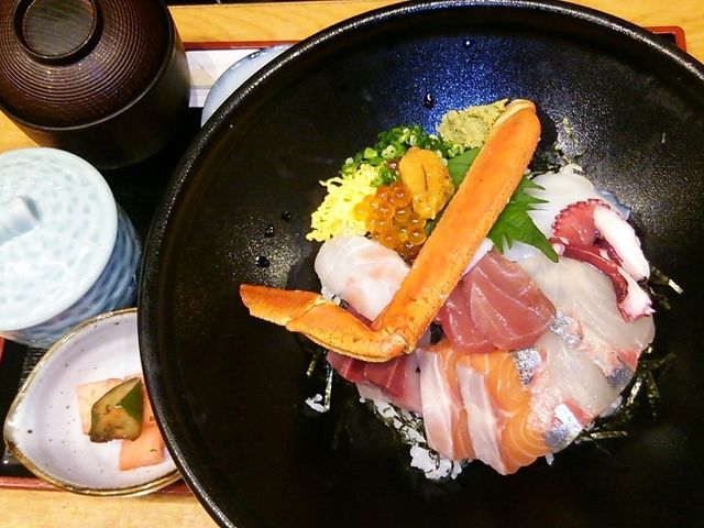父が頼んだ海鮮丼♪_満天酒場 佐世保上京町店