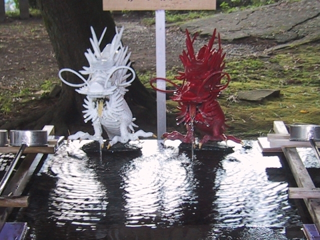 縁結びの象徴、手水舎の紅白二龍_伊豆山神社