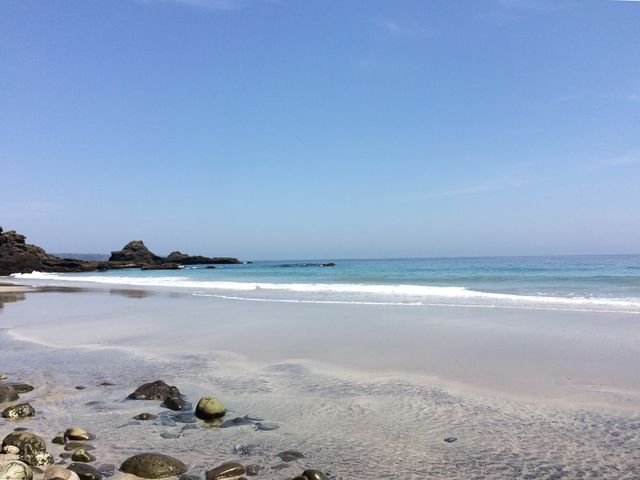 5月の田牛の前の浜。干潮になると砂浜が表れてとてもきれいです。_田牛海水浴場
