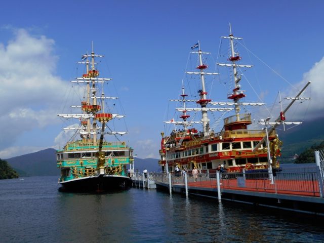 バーサ(右)&ロワイヤルU(左)_箱根海賊船