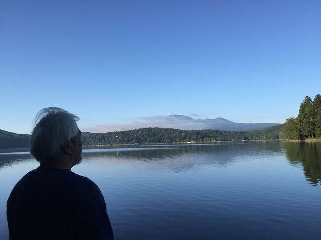 早朝の散歩は朝霧が山にかかり更に湖面に映り幻想的、空気も澄んで居て素敵でした_野尻湖