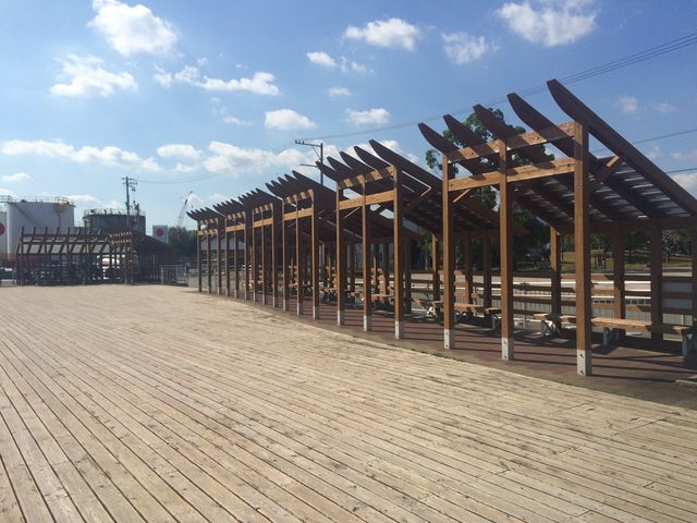 ウッドデッキの広がる_みなとオアシス交流広場