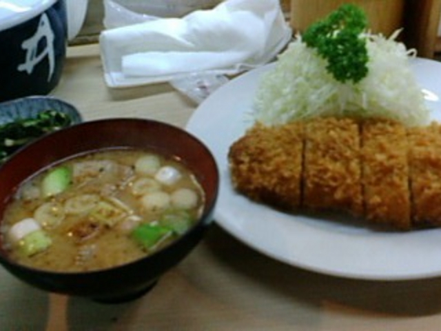 トン汁もうれしい。_とんかつ 井泉 本店