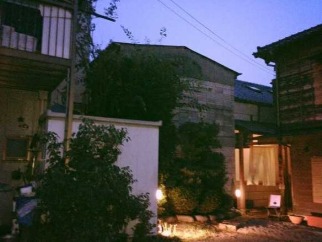 お店の外観は、蔵造でモダンな感じです。_桃太郎本店