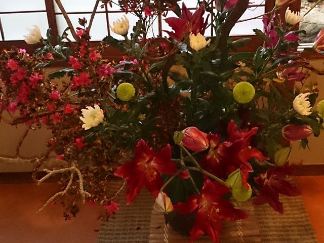 玄関でお花がお迎え_箱根ホテル小涌園 箱根茶寮 椿山荘