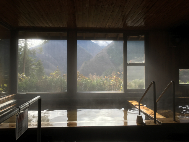 眼下に早川を見下ろす女帝の湯_町営 奈良田の里温泉 女帝の湯