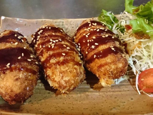 ランチは新鮮な漁師丼が美味しかった!クリームコロッケ最高!スタッフの方が親切で一人旅でも安心できます_三線ライブ居酒屋 美琉太陽 みるてぃーだ