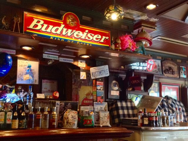 アメリカンな雰囲気いっぱいのカウンター_フラッシュバックカフェ FLASH BACK CAFE