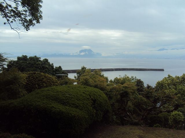 別府湾中央に見えるのが高崎山_的山荘
