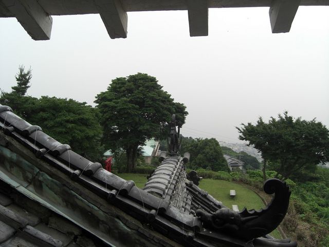 別府湾この日は霧で_貴船城