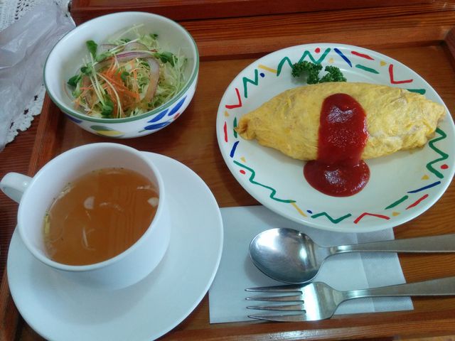オムライスセット650円!スープとサラダがついてます(^-^)_レストランこかげ