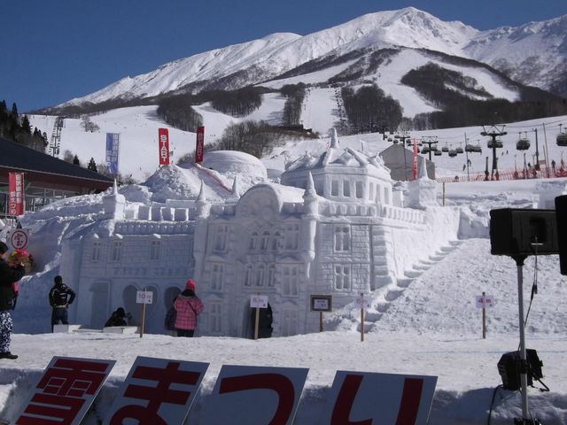 毎年2月中旬に開催される田沢湖高原雪まつりとスキー場全景_たざわ湖スキー場