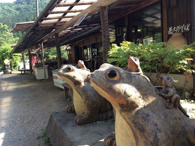 存在感抜群のカエルの置物_土津園