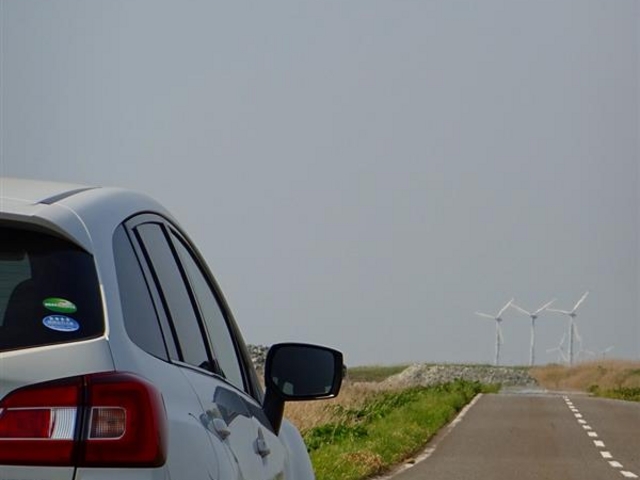 遠くに風力発電所が。有名なオトンルイ発電所とは別な発電所です。これからも増えるのかな。。。_遠別海岸