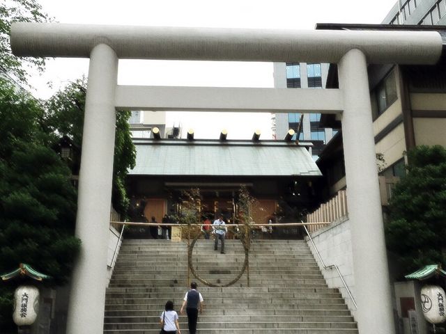 階段の中腹に茅の輪くぐりが。_芝大神宮