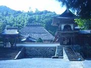 世田谷区等々力の住人さんの永明寺 山門入口/つわぶきの投稿写真1