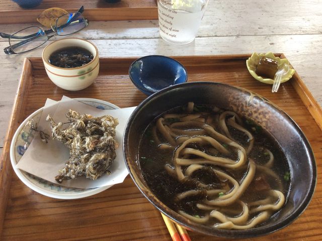 もずくはお蕎麦に入れちゃってます_もずくそばの店 くんなとぅ