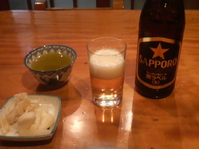 ビールを頼むと嬉しいことに御新香がつきました。_越後屋