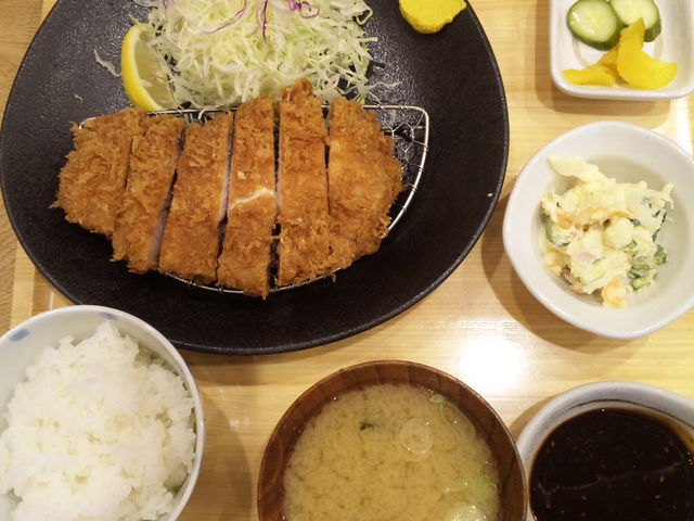 ポテサラ・お新香も付きます_とんかつうんの