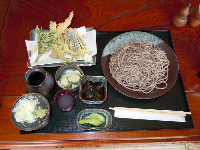 草餅はセットです。天ぷらは別注!_清右衛門そば