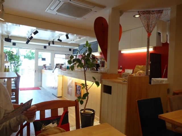明るく清潔な店内でした_中町cafe・茜里senri