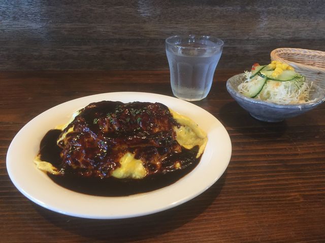 定番のオムライス
チキンライスにデミグラスソース
基本チキンライスだけでも美味しい_洋食YOKOYAMA