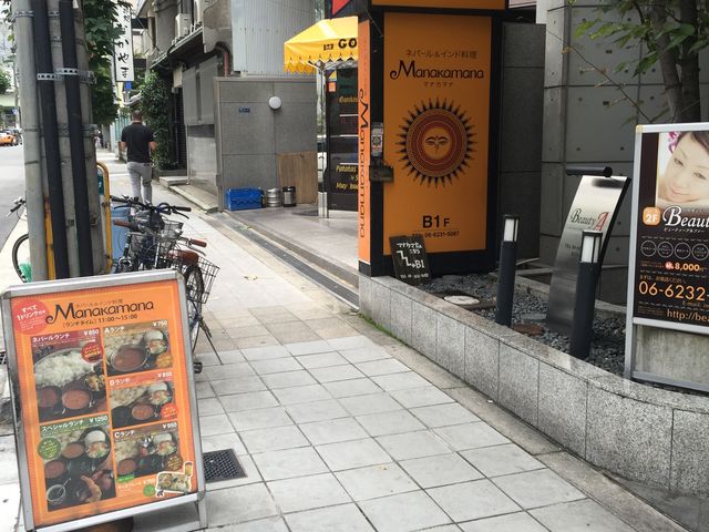 このビルの地下にあります。食事時以外にはお店の方が外でおしゃべりする光景も。_マナカマナ