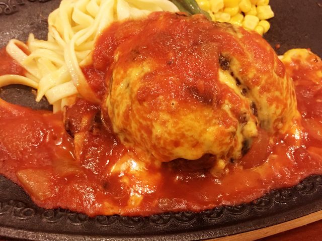 イタリア風ハンバーグ。ソースも濃厚でお肉も柔らかくで絡み具合が絶妙〓〓_浅草 モンブラン