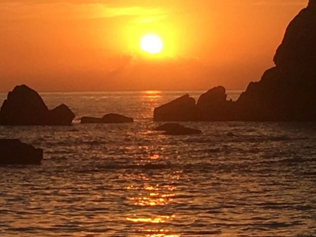 朝日が、あがって、直ぐの写真_橋杭岩