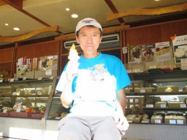ソフトクリームを食べる_和洋菓子司 入河屋 尾奈店