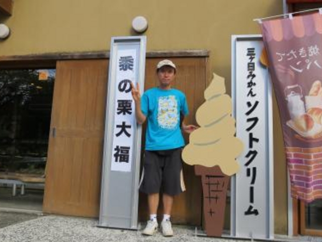 店の前で_和洋菓子司 入河屋 尾奈店