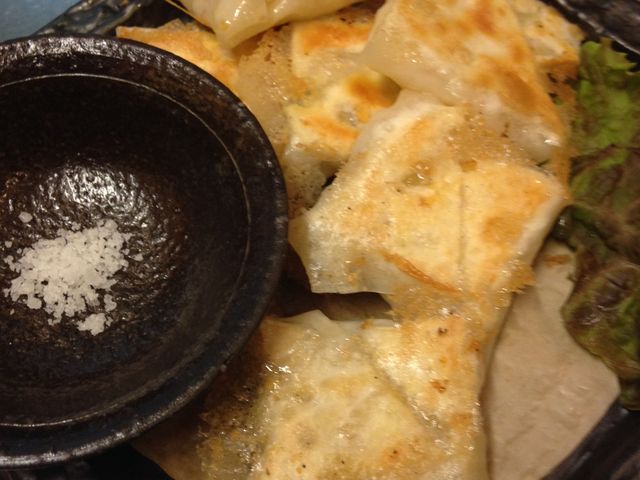 海老とくわいの餃子は天日塩でも食べられる_四角家餃子本舗