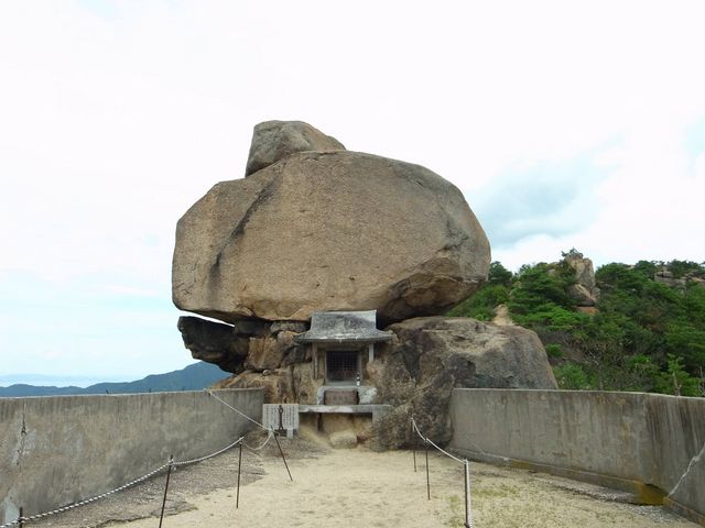 重ね岩_重ね岩