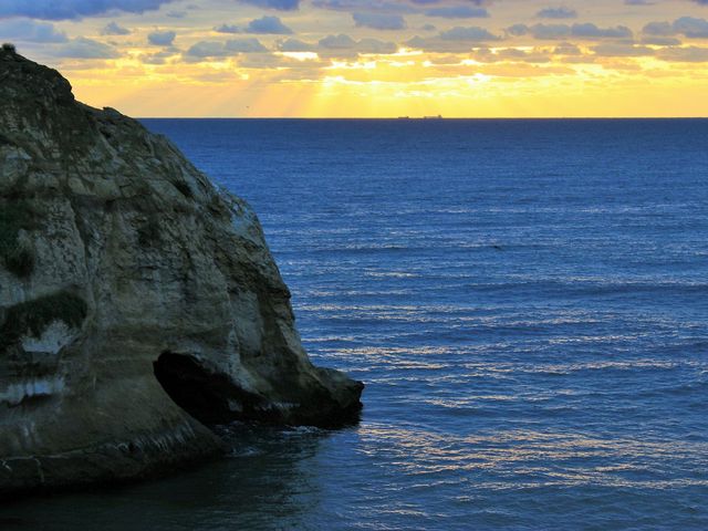 早朝 ホテルのバルコニーから_磯原二ツ島海水浴場