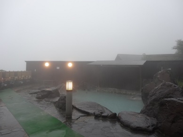 湯けむりと雨に煙る露天風呂_明礬 湯の里