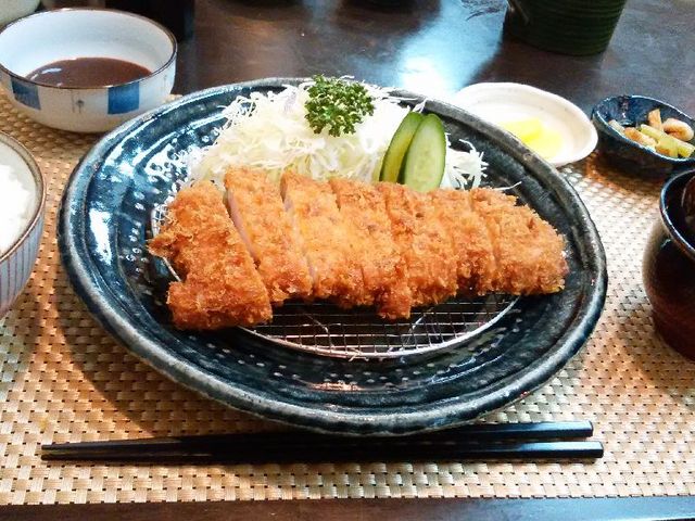 少し大きめのかつ、ソースのみ_とんかつの勝吉