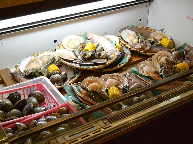材料を買い、自分で焼いて食べることができます_能登食祭市場
