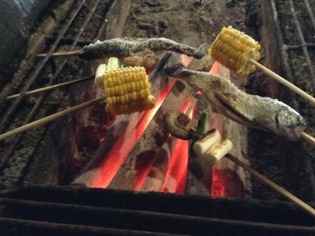軍手をはめて自分で焼きます_山麓園