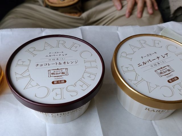 お持ち帰り用のニルヴァーナです。プレーンとチョコレート味を買いました_カフェ 明治の館