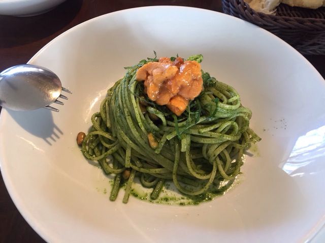 看板メニューのウニのパスタです。ボリュームもしっかりあります。_IVY PLACE(アイヴィープレイス)